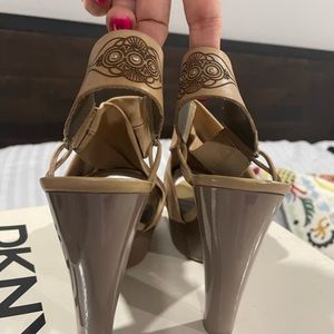 Like new very comfy hills